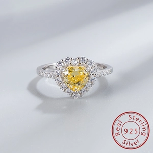 Vue détaillée d'une bague en argent sterling S925 avec une pierre jaune taillée en cœur
