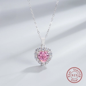 Detailansicht des 925 Sterling Silber Herzanhängers mit pinkfarbenem Kohlenstoffdiamant
