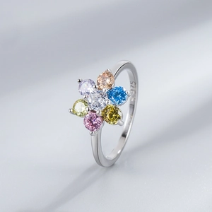S925 sterling zilveren ring met kleurrijke regenboog zirkoon bloem op zijden achtergrond