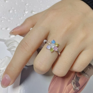 Detail van de S925 zilveren bloemenring met kleurrijke regenboog zirkonia edelstenen