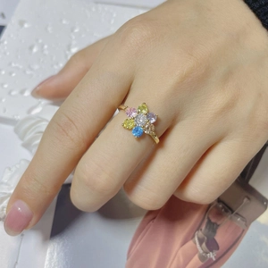Detail van S925 zilveren bloemring met kleurrijke zirkonia gedragen aan de hand