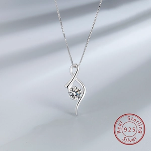 Détail d'un collier en argent 925 avec pendentif en zircon sur fond de soie satinée