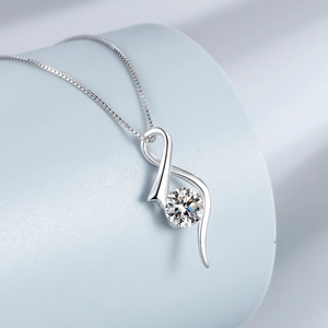 Collier élégant en argent S925 avec pendentif ruban torsadé et pierre de zircone