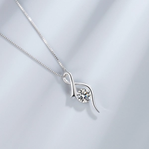 Élégant collier en argent S925 avec pendentif en cœur et pierre de zircon brillante