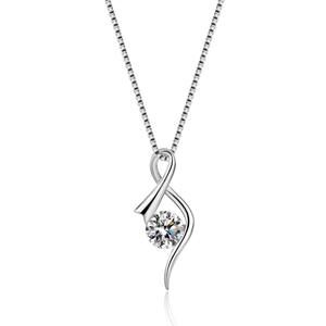 Collier en argent S925 avec pendentif torsadé et zircone brillante sur fond blanc pur