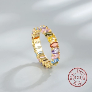 Détail de la bague d'éternité en argent 925 avec pierres multicolores en forme d'ovale