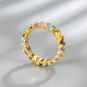 Bague éternité élégante en argent S925 doré avec des pierres précieuses arc-en-ciel