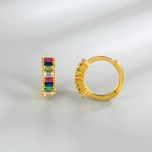 Gros plan détaillé des boucles d'oreilles huggie en argent S925 avec cristaux arc-en-ciel