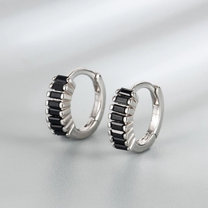 Boucles d'oreilles huggie en argent S925 avec zircons noirs rectangulaires sur soie