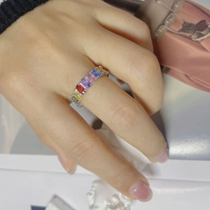 Détail d'une bague en argent S925 sertie de zircons multicolores sur la main d'un mannequin