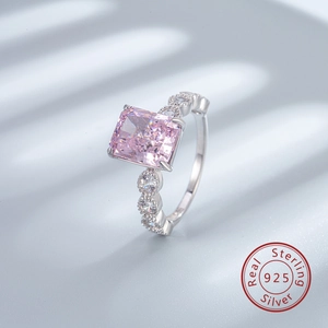 Nahaufnahme eines Rings aus S925 Sterlingsilber mit großem rechteckigem rosa Edelstein