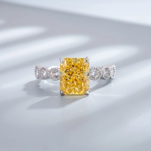 Eleganter S925 Silberring mit gelbem Edelstein im Radiantschliff und Diamantakzenten