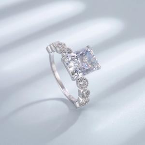 Eleganter Ring aus S925 Sterlingsilber mit Smaragdschliff-Zirkonia und Seitensteinbesatz