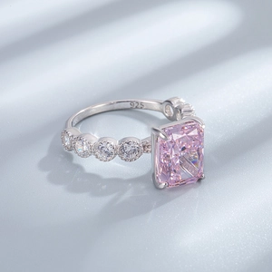 Makroaufnahme des S925 Silberrings mit rosa rechteckigem Edelstein und kleinen Seitensteinen
