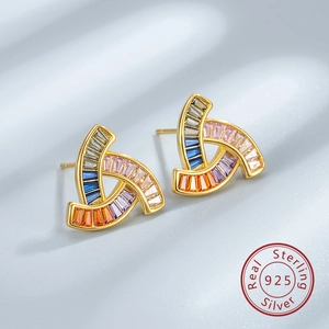 Gros plan de boucles d'oreilles en argent 925 avec pierres colorées taille baguette