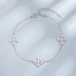 Minimalist S925 sterling silver four-leaf clover bracelet with sparkling cubic zirconia charms