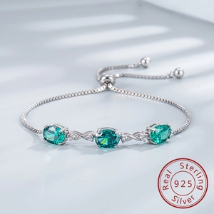 Detail van de S925 sterling zilveren armband met groene zirkonia en verstelbare treksluiting
