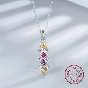 Makroaufnahme einer S925 Sterlingsilber Kette mit bunten quadratischen Edelsteinen