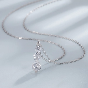 Detail showing gradient three-stone vertical pendant on a fine 925 silver O-chain