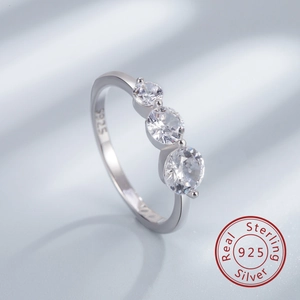 Dettaglio macro dell'anello in argento 925 con tre zirconi cubici tondi e punzonatura S925