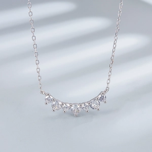 Elegante Halskette aus 925er Sterlingsilber mit sieben abgestuften Zirkoniasteinen