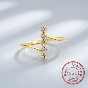 Détail de la bague bypass en argent 925 avec 5 pierres de zircone cubique rondes
