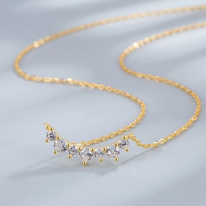 Elegante Halskette aus 925er Sterlingsilber mit bogenförmigem Anhänger aus sieben Zirkonia