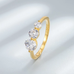 Anello con tre pietre in argento S925 placcato oro con gemme taglio brillante