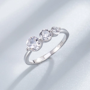 Elegante anello in argento sterling 925 con tre pietre di zirconia e montatura a griffe