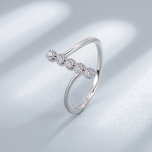 Bague ouverte en argent sterling S925 avec cinq zircons ronds brillants sous un angle de 45 deg