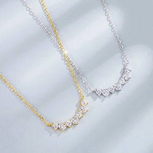 Elegante Halskette aus 925er Sterlingsilber mit sieben Zirkonia-Steinen im Smile-Design