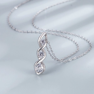 Collier classique en argent sterling S925 avec pendentif torsadé et trois zircons ronds