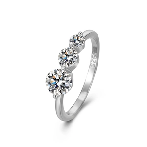Anello minimalista in argento sterling 925 con tre pietre di zircone rotonde graduate