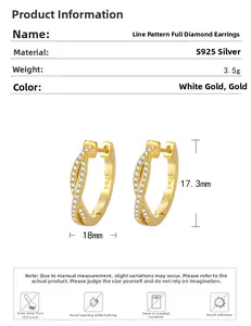 Gros plan de boucles d'oreilles croisées en argent 925 plaqué or serties de zircons