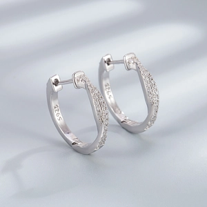Boucles d'oreilles créoles croisées en argent 925 avec zircons brillants