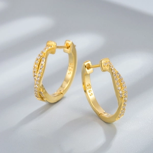 Boucles d'oreilles créoles S925 en argent doré avec zircons blancs et design croisé