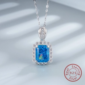 Gros plan du collier en argent sterling 925 avec pendentif aigue-marine et zircons