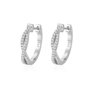 Créoles croisées en argent sterling 925 avec diamants pavés sur fond blanc réfléchissant