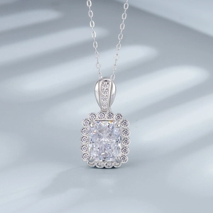 Élégant collier en argent S925 avec grand pendentif rectangulaire en aigue-marine et halo