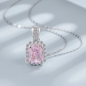 Vue macro du pendentif en argent S925 avec pierre rose taille Asscher et halo de diamants