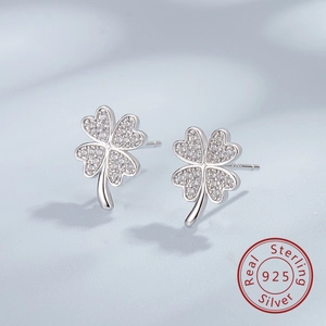 Vue détaillée de boucles d'oreilles trèfle en argent 925 avec pétales de cœur pavés