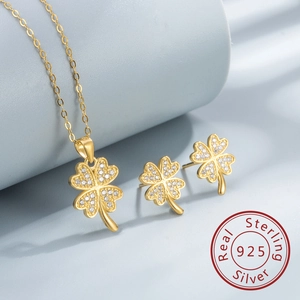 Dettaglio del set di gioielli a quadrifoglio in argento S925 con zirconi bianchi incastonati