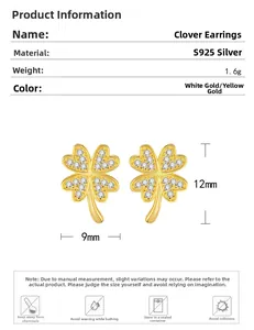 Vue détaillée des boucles d'oreilles trèfle en argent 925 avec placage or et zircons