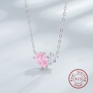 Détail du collier cœur en argent S925 serti de pierres roses et claires taille poire