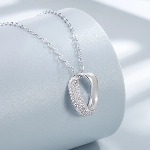 Minimalistische S925 Sterling Silber Möbius Halskette mit funkelndem Zirkonia-Besatz