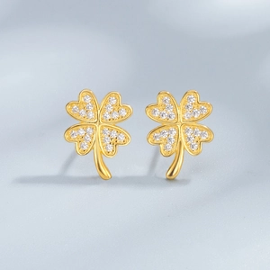 Élégantes boucles d'oreilles trèfle en argent 925 avec finition or et oxydes de zirconium