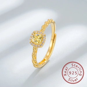 Détail macro d'une bague en argent 925 plaqué or avec oxyde de zirconium carré jaune