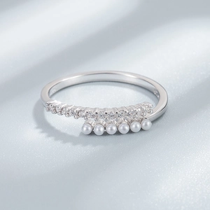 Minimalistischer 925er Silberring mit Zirkonia-Pavé und fünf runden weißen Perlen