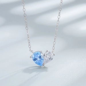 Collier cœur en argent S925 avec pierres bleues et blanches en forme de poire et griffes
