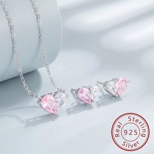 Détail de l'ensemble en argent 925 avec zircons en forme de cœur roses et clairs